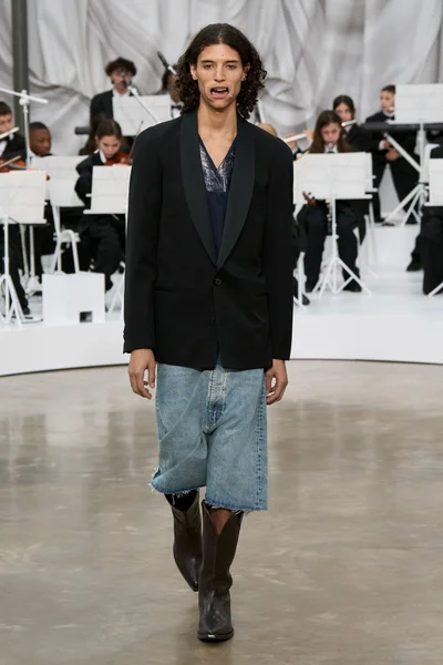Look 16